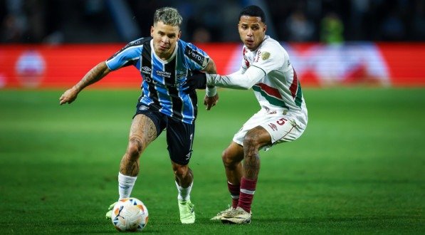 Imagem de disputa de bola entre Grêmio e Fluminense na Libertadores