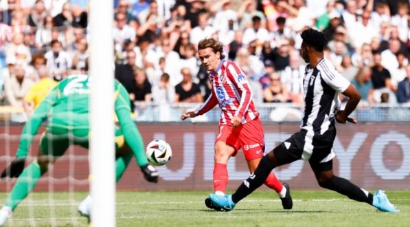 Imagem de chute de Griezmann na trave durante amistoso