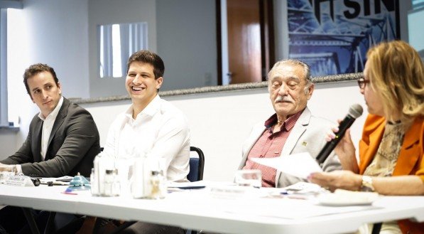 Prefeito do Recife e candidato à reeleição João Campos (PSB), durante sabatina no SINDUSCON/PE