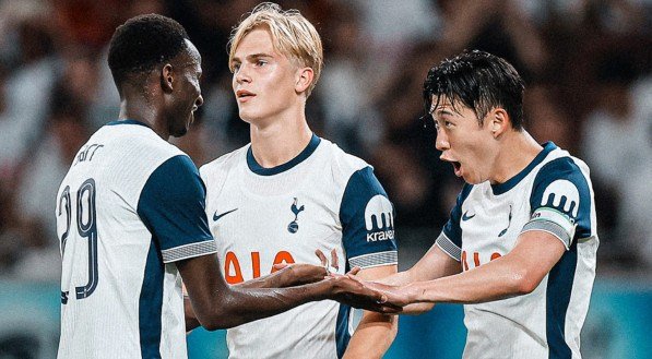 Imagem de Son cumprimentando companheiros do Tottenham