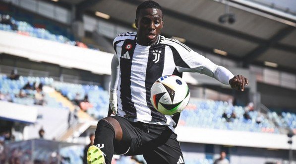 Imagem de Timothy Weah dominando a bola em jogo da Juventus