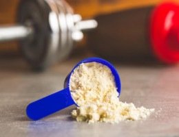Whey ficou caro? Estes 13 alimentos ricos em proteínas podem substituir o suplemento