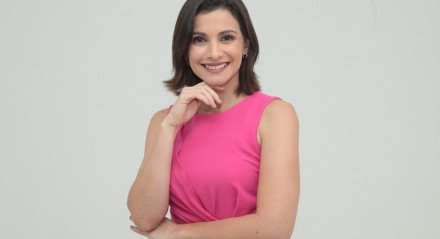 Foto de Anne Barretto, apresentadora do TV Jornal Meio-Dia e Consultório do Rádio Livre, programas da TV e Rádio Jornal, respectivamente.