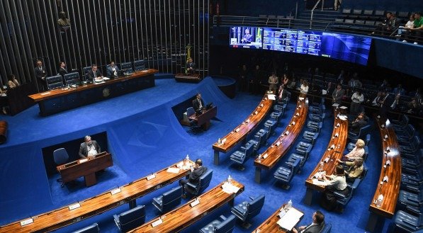 Plenário do Senado Federal durante sessão deliberativa ordinária

Na ordem do dia, PL 1.847/2024 que "estabelece um regime de transição para a contribuição substitutiva prevista pelos arts. 7º e 8º da Lei nº 12.546, de 14 de dezembro de 2011, e para o adicional sobre a Cofins-Importação previsto pelo § 21 do art. 8º da Lei nº 10.865, de 30 de abril de 2004". 

Em discurso, à tribuna, senador Marcos Rogério (PL-RO).

Mesa: 
presidente do Senado Federal, senador Rodrigo Pacheco (PSD-MG); 
secretário-geral da Mesa do Senado Federal, Gustavo A. Sabóia Vieira. 

Foto: Jonas Pereira/Agência Senado