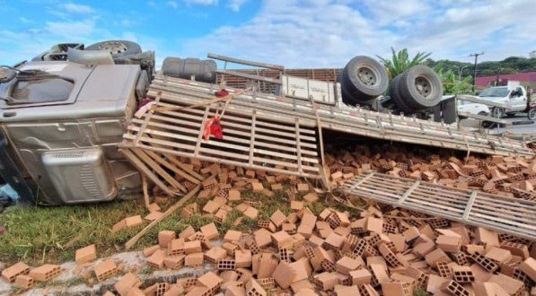 Imagem do caminhão tombado na BR-101