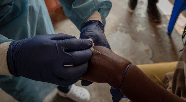 Profissional de saúde coleta amostra no centro de tratamento da mpox em hospital localizado na República Democrática do Congo, em agosto de 2024