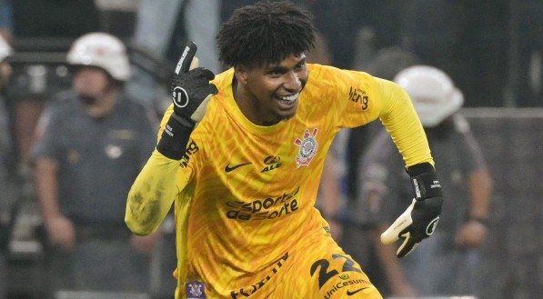 Hugo Souza, goleiro do Corinthians, celebra na Sul-Americana