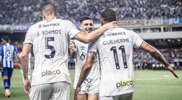 Imagem de Guilherme cumprimentando os companheiros de Santos