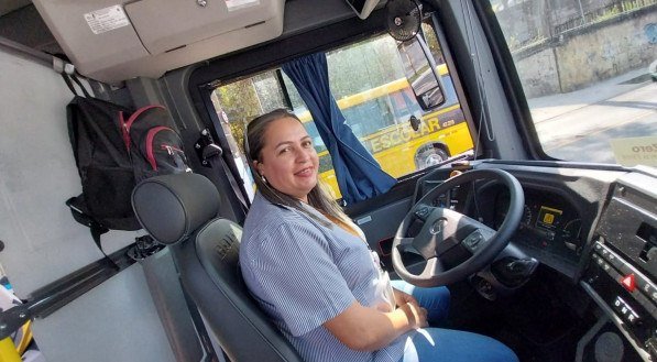 M&aacute;rcia Farias, motorista que opera o &ocirc;nibus da MobiBrasil integrado com o Aqu&aacute;tico. Toda a frota &eacute; el&eacute;trica e conduzida apenas por mulheres