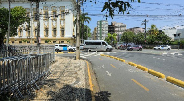 Ciclofaixa da Pra&ccedil;a da Rep&uacute;blica, no Centro do Recife, volta a ser segura para os ciclistas. CTTU reinstalou prismas que separam o tr&aacute;fego de ve&iacute;culos