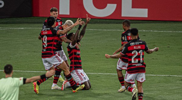 Imagem dos jogadores do Flamengo comemorando gol