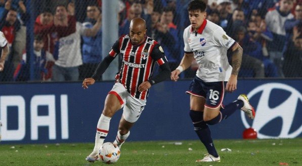 Imagem do meio-campista Lucas em ação pelas oitavas de final da Libertadores