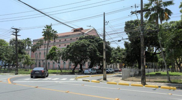 O incidente aconteceu na Pra&ccedil;a da Rep&uacute;blica, Zona Central do Recife.