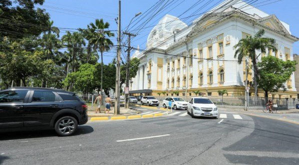 Ciclofaixa da Pra&ccedil;a da Rep&uacute;blica, no Centro do Recife, volta a ser segura para os ciclistas. CTTU reinstalou prismas que separam o tr&aacute;fego de ve&iacute;culos