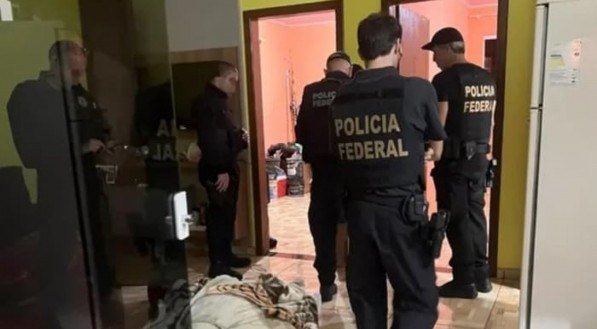 Imagem dos policiais dentro de uma casa