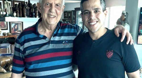 Jarbas Vasconcelos, que aniversaria hoje, com o filho Jarbinhas