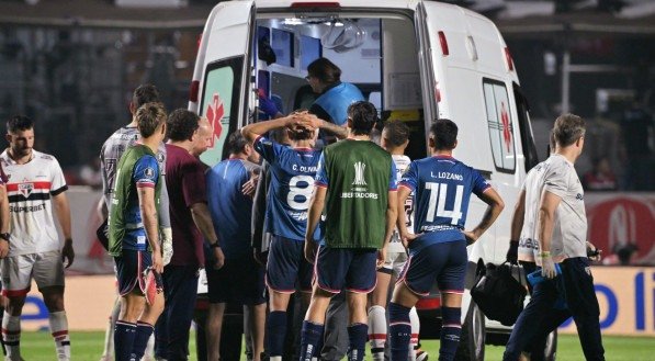 Imagem do momento que o jogador do Nacional foi socorrido de ambul&acirc;ncia