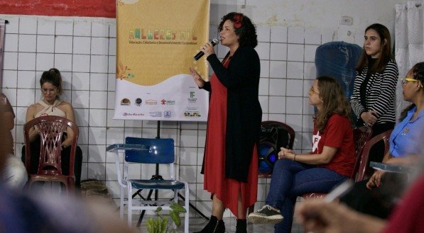 A candidata à Prefeitura do Recife Dani Portela (PSOL), discursando em roda de conversa no bairro de Nova Descoberta