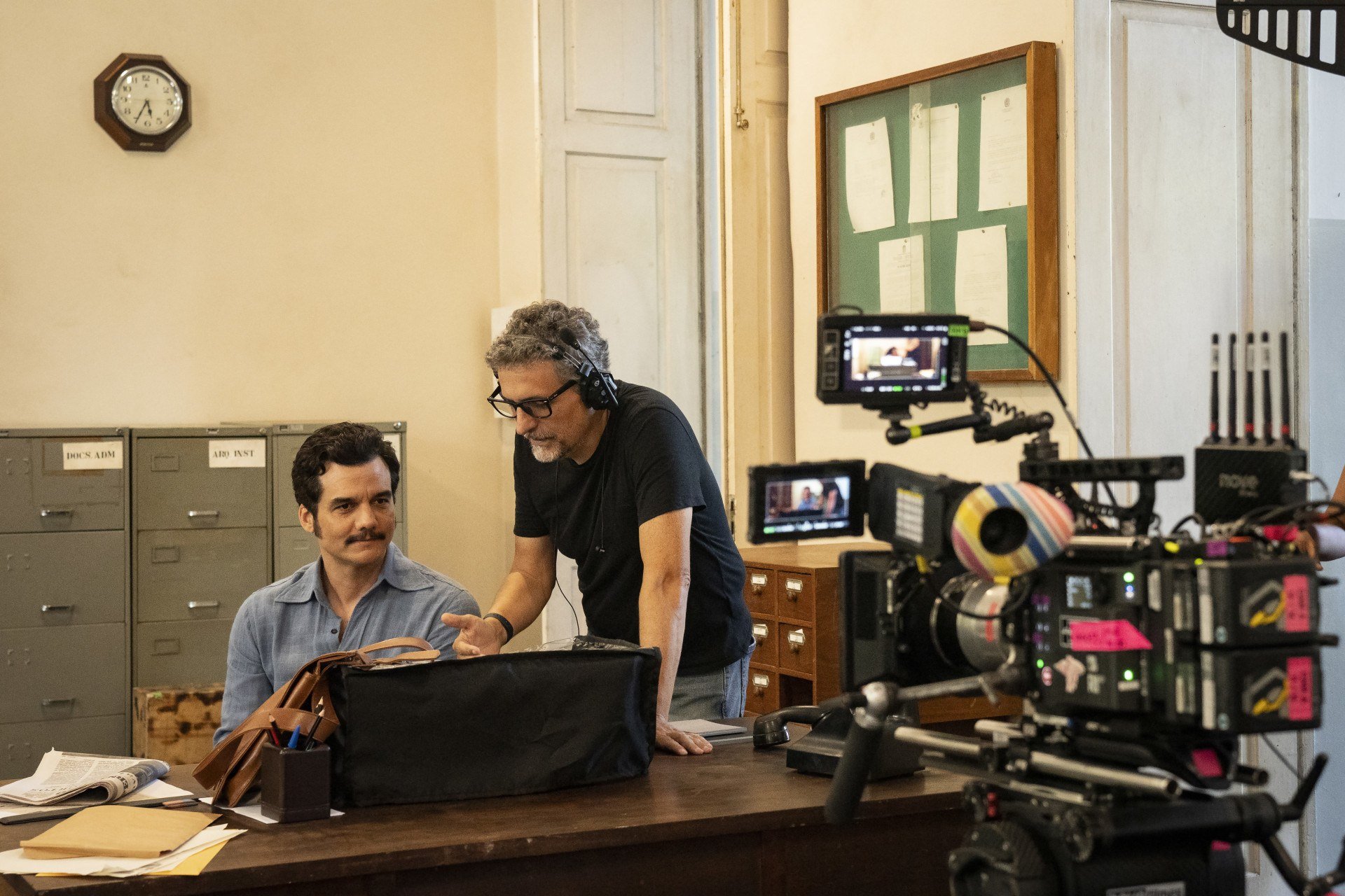 Wagner Moura e Kleber Mendonça Filho nas filmagens de 'O Agente Secreto'