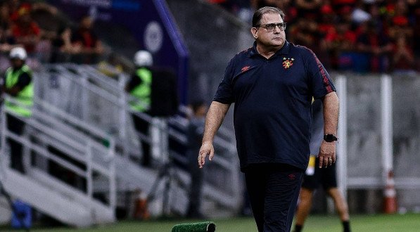 Imagem do técnico Guto Ferreira na beira do campo durante jogo do Sport na Arena de Pernambuco