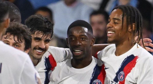 Imagem de alguns jogadores do PSG abraçados