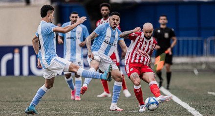 Patrick Allan disputa a posse de bola para o Náutico