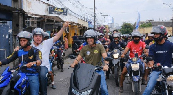 Daniel Coelho faz motociata durante campanha no Recife