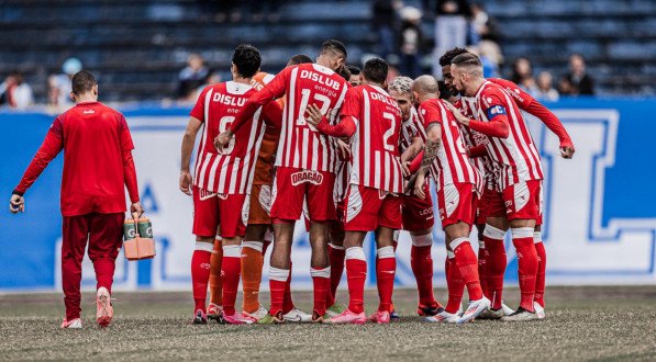 Jogadores do N&aacute;utico reunidos em campo