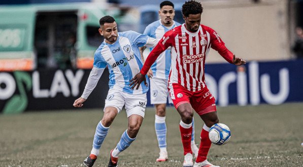 Bruno Mezenga, do N&aacute;utico, disputa bola com advers&aacute;rio