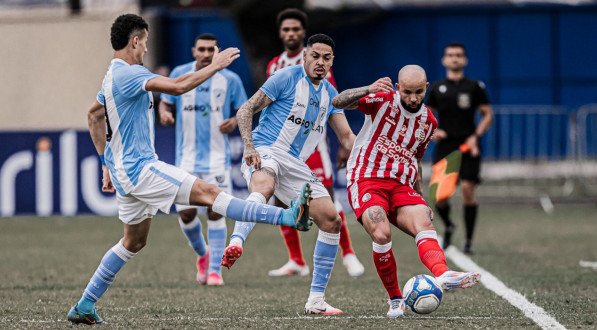 Patrick Allan disputa a posse de bola para o N&aacute;utico