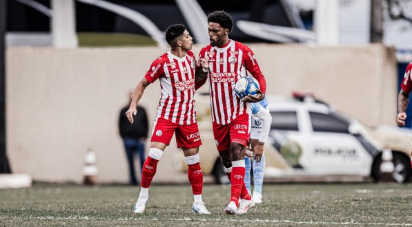 Bruno Mezenga comemora com Gustavo Maia um dos gols do N&aacute;utico