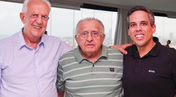 Na comemoração do seu aniversário, Jarbas Vasconcelos com o filho Jarbinhas e o nosso presidente João Carlos Paes Mendonça