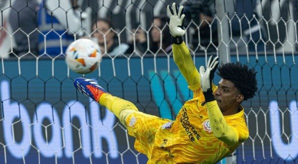 Hugo Souza defende cobrança de pênalti em Corinthians x Bragantino