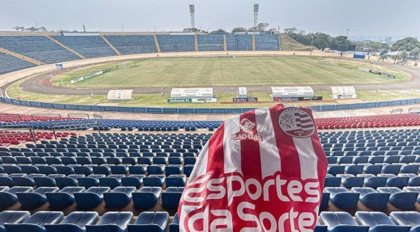 Imagem do uniforme do clube alvirrubro no Estádio do Café