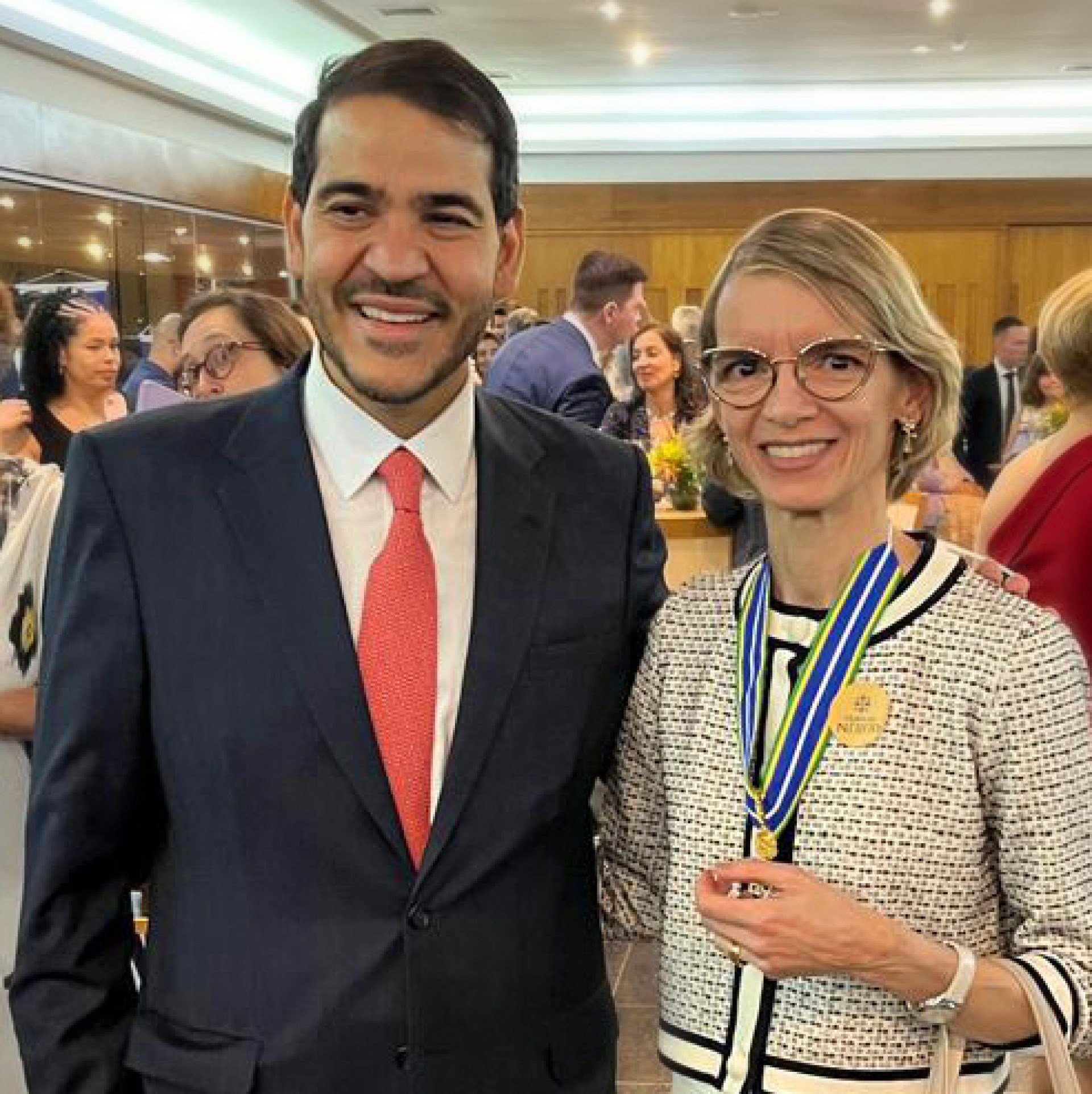 A desembargadora federal Joana Carolina e o advogado-geral da União, Jorge Messias, durante homenagem a ela em Brasília Arquivo Pessoal