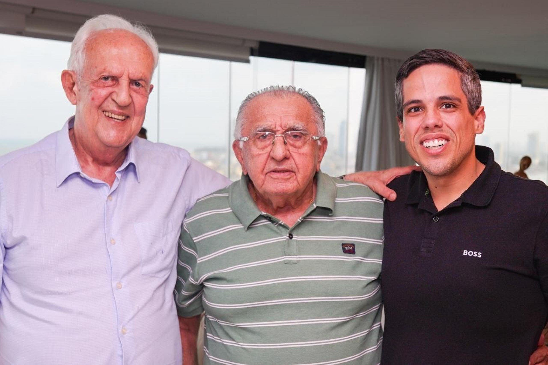 Na comemoração do seu aniversário, Jarbas Vasconcelos com o filho Jarbinhas e o nosso presidente João Carlos Paes Mendonça Arquivo Pessoal