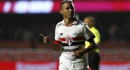 Imagem do atacante Erick comemorando golaço para o São Paulo sobre o Vitória