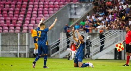 Imagem do jogo entre Retrô x Brasiliense pela partida de ida das quartas de final da Série D