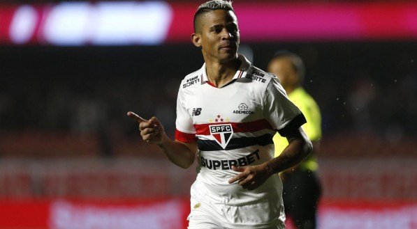 Imagem do atacante Erick comemorando golaço para o São Paulo sobre o Vitória