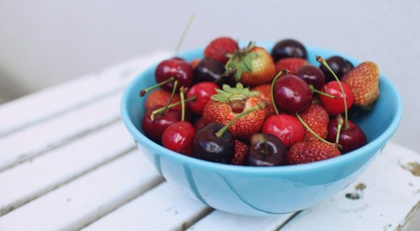 Imagem de um pote com frutas vermelhas, um dos alimentos ricos em colágeno