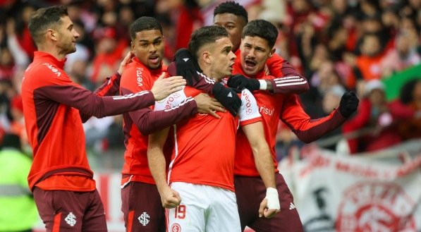 Imagem de Borr&eacute; comemorando com os companheiros o gol para o Internacional 