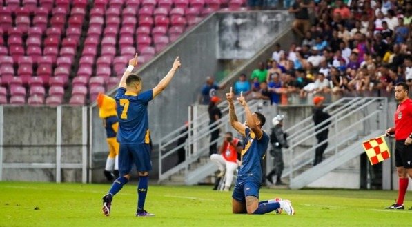 Imagem do jogo entre Retrô x Brasiliense pela partida de ida das quartas de final da Série D