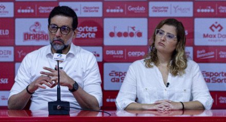 Imagem do presidente Bruno Becker ao lado da vice-presidente Tatiana Roma em entrevista coletiva