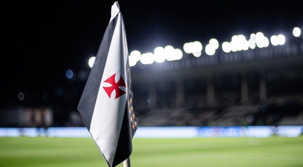 Imagem da Cruz de Malta na bandeira de escanteio