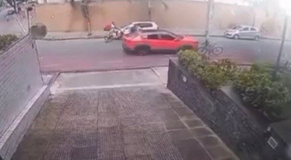 Motorista invade ciclofaixa e quase atropela ciclista