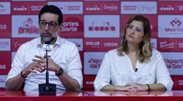 Imagem do presidente Bruno Becker ao lado da vice-presidente Tatiana Roma em entrevista coletiva