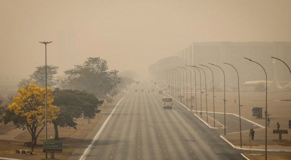 Brasília amanhece coberta de fumaça pelo segundo dia seguido