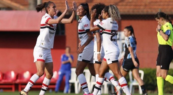 São Paulo celebra vitória sobre o Grêmio na primeira fase