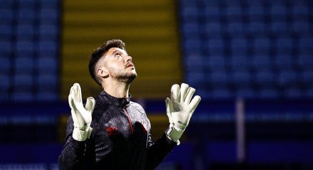 Imagem do goleiro Caíque França, do Sport, em aquecimento na Ressacada