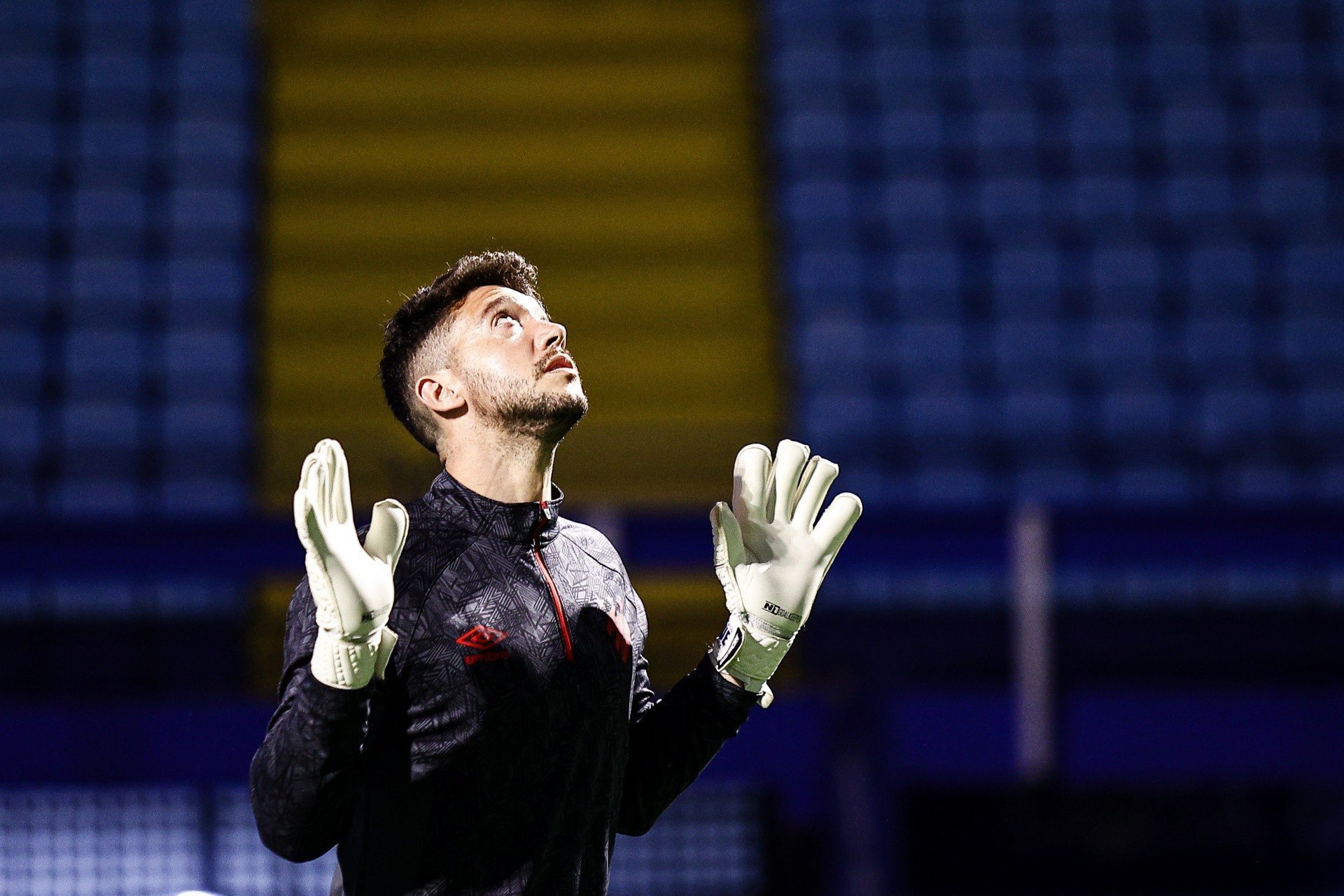 Imagem do goleiro Caíque França, do Sport, em aquecimento na Ressacada